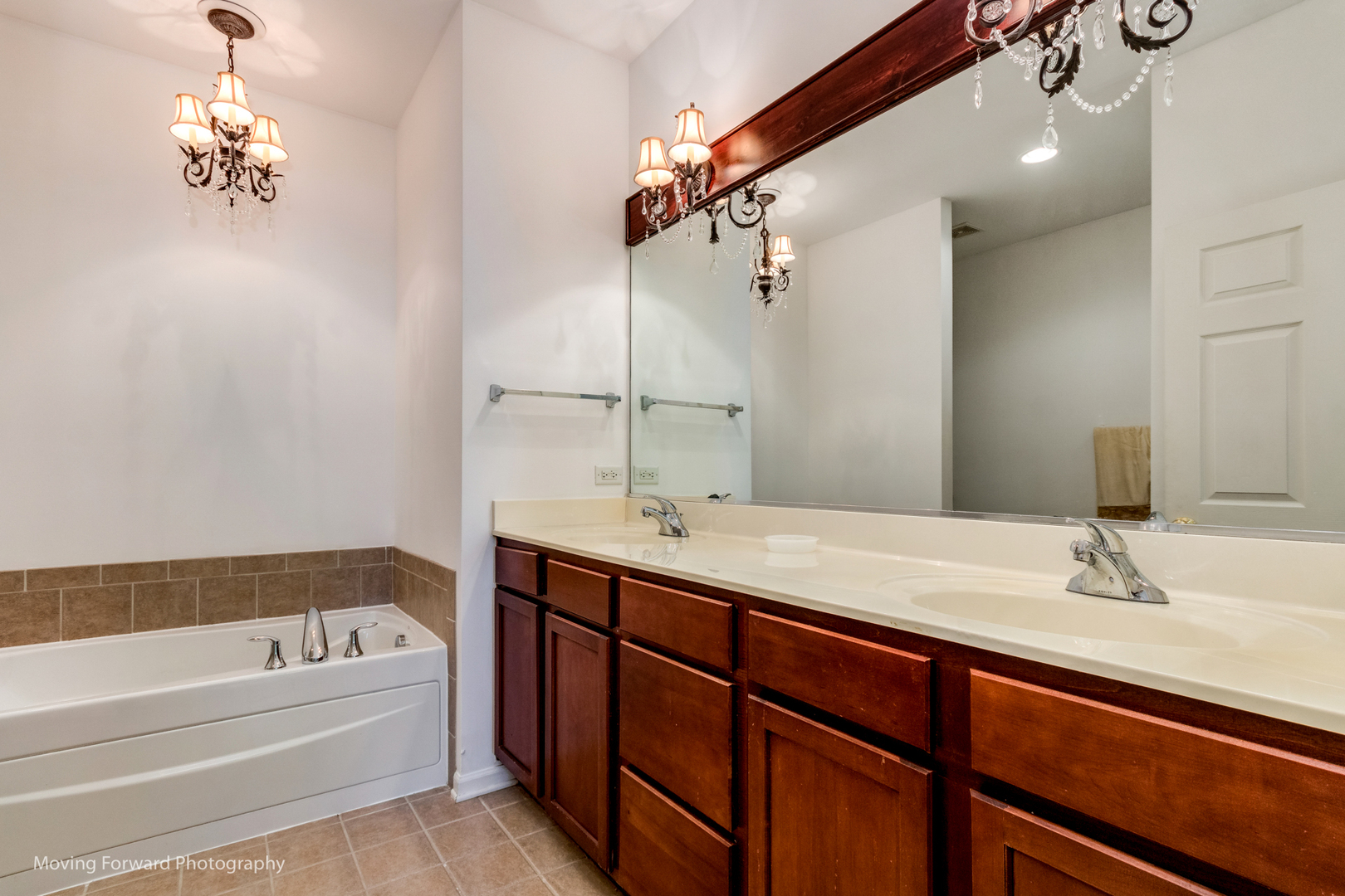 955 Oak Ridge Boulevard Elgin, IL 60120 - Photo 13 of 47 Gallery Image 13