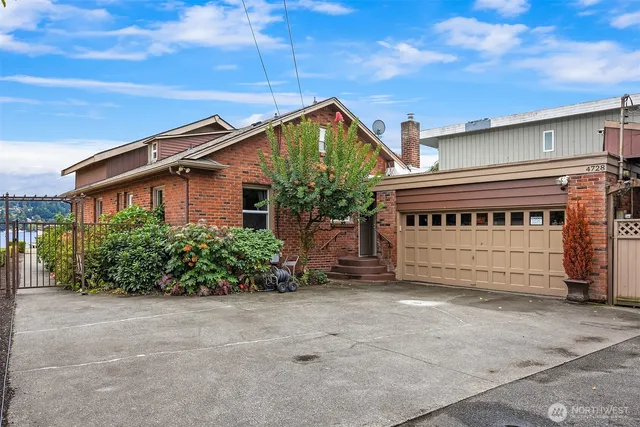 $2,499,999 | 4728 Northeast 172nd Street, Lake Forest Park, WA 98155