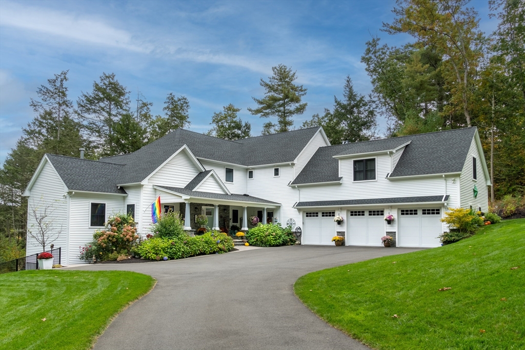 a view of a yard in front of house