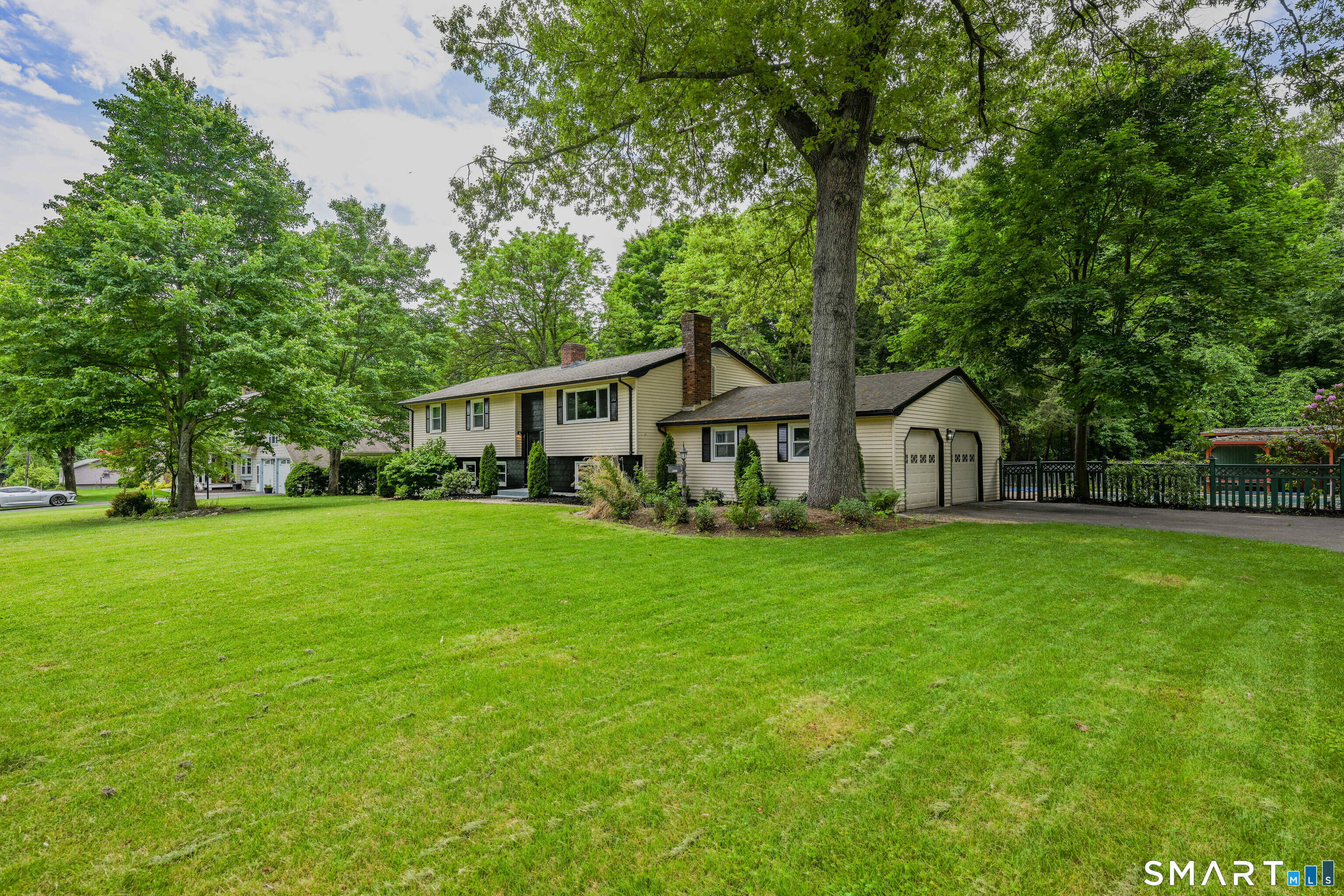 31 Hollow Brook Road Windsor, CT 06095 - Photo 2 of 40