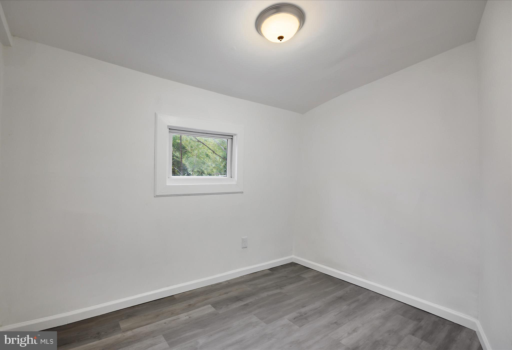 4007 Forestville Road District Heights, MD 20747 - Photo 39 of 45 an empty room with a workbench