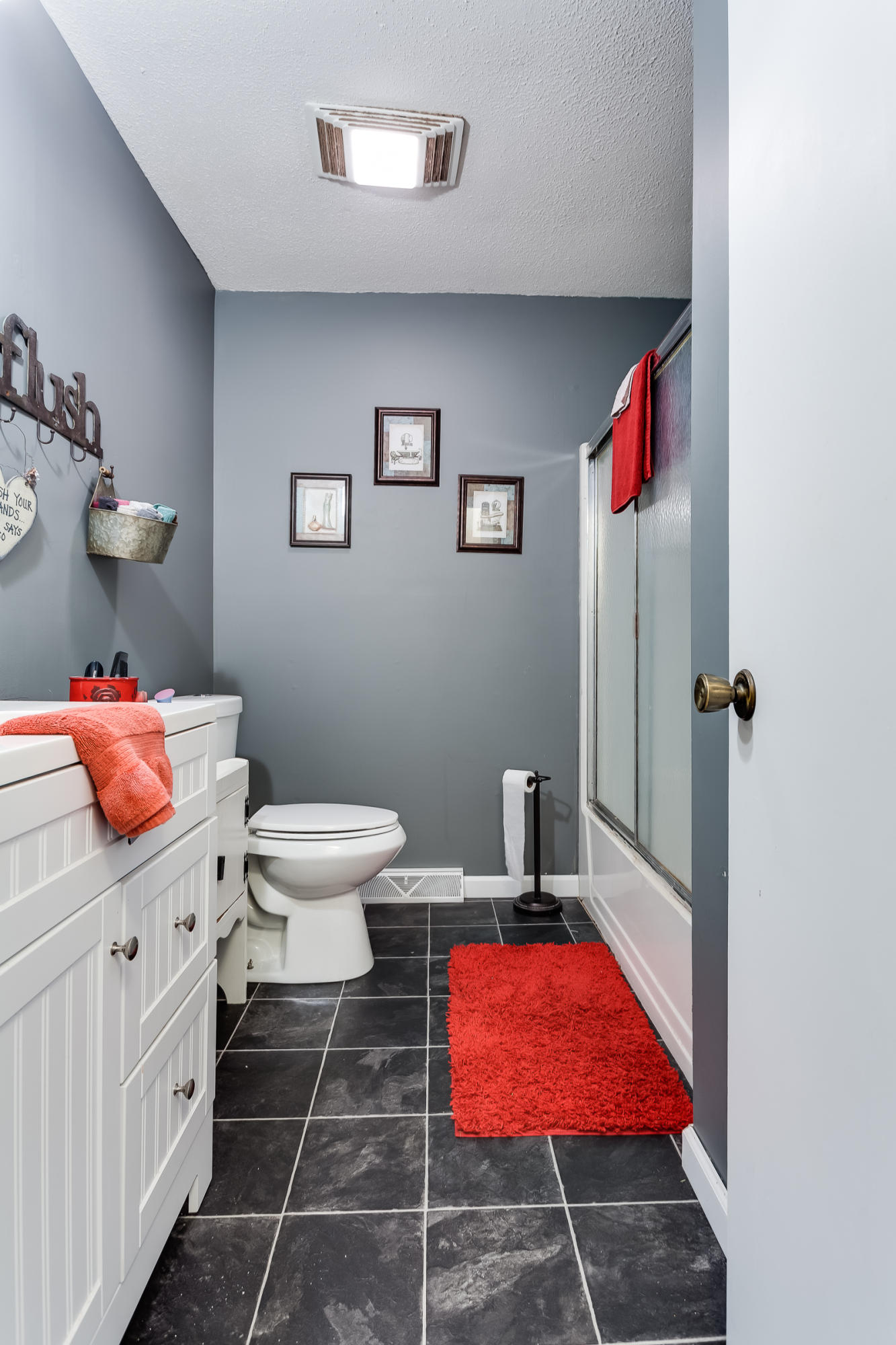 6117 Perry Road Knoxville, TN 37914 - Photo 29 of 40 Guest Bath