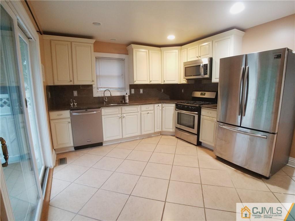 72 Racetrack Road East Brunswick, NJ 08816 - Photo 5 of 23 Gallery Image 5