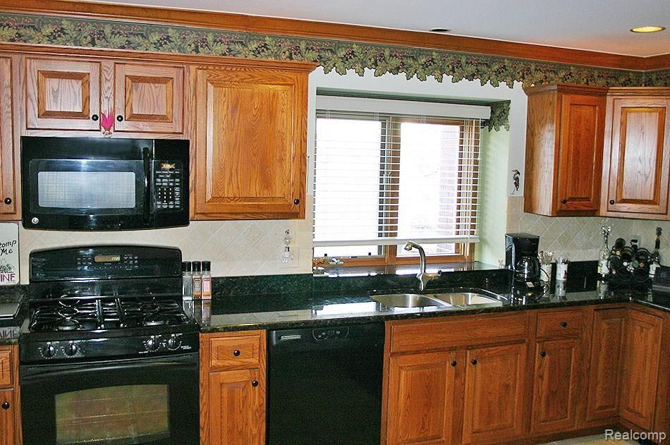 46561 West Ridge Drive Macomb, MI 48044 - Photo 4 of 34 West RidgeKIT2, 46561.jpg