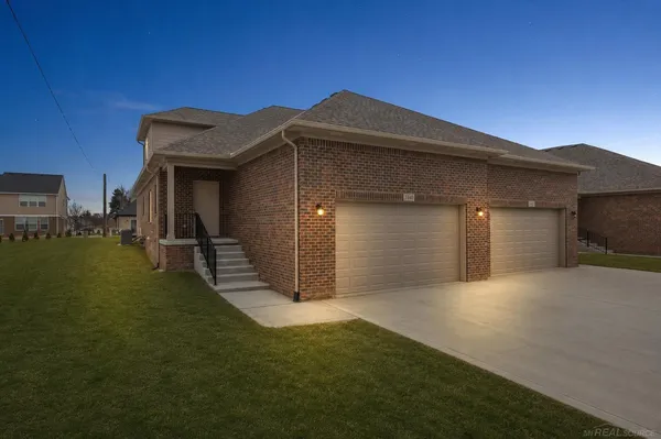 $2,400 | 34480 Maple Ln Drive, Sterling Heights, MI 48312