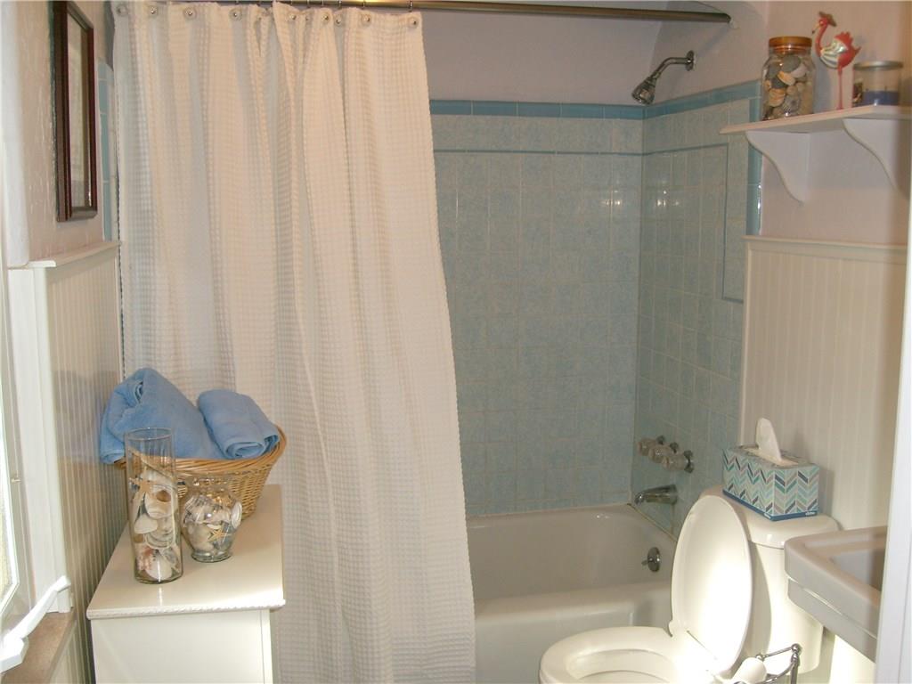 220 Cascade Road Forest Hills, PA 15221 - Photo 20 of 25 Second floor bathroom - light and airy.
