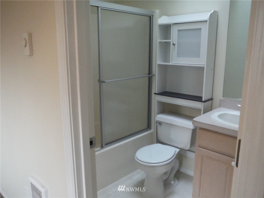 901 North Harding Road Elma, WA 98541 - Photo 12 of 22 a bathroom with a toilet and a shower