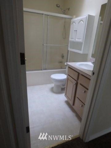 901 North Harding Road Elma, WA 98541 - Photo 13 of 22 a bathroom with a toilet and a shower
