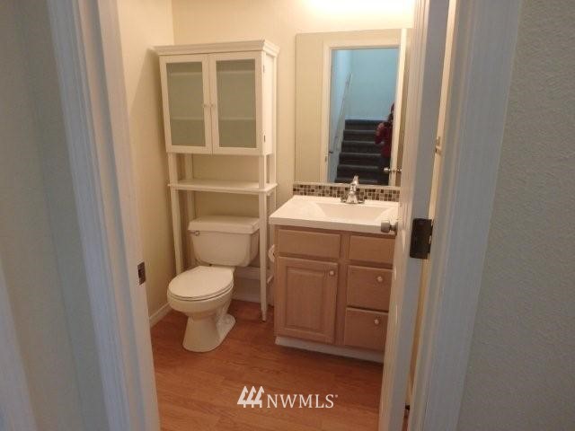 901 North Harding Road Elma, WA 98541 - Photo 19 of 22 a bathroom with a toilet sink and mirror