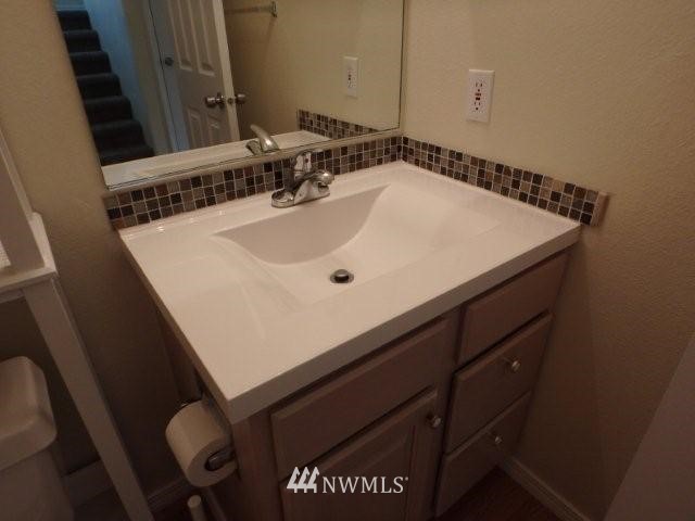 901 North Harding Road Elma, WA 98541 - Photo 10 of 22 a bathroom with a sink and a mirror