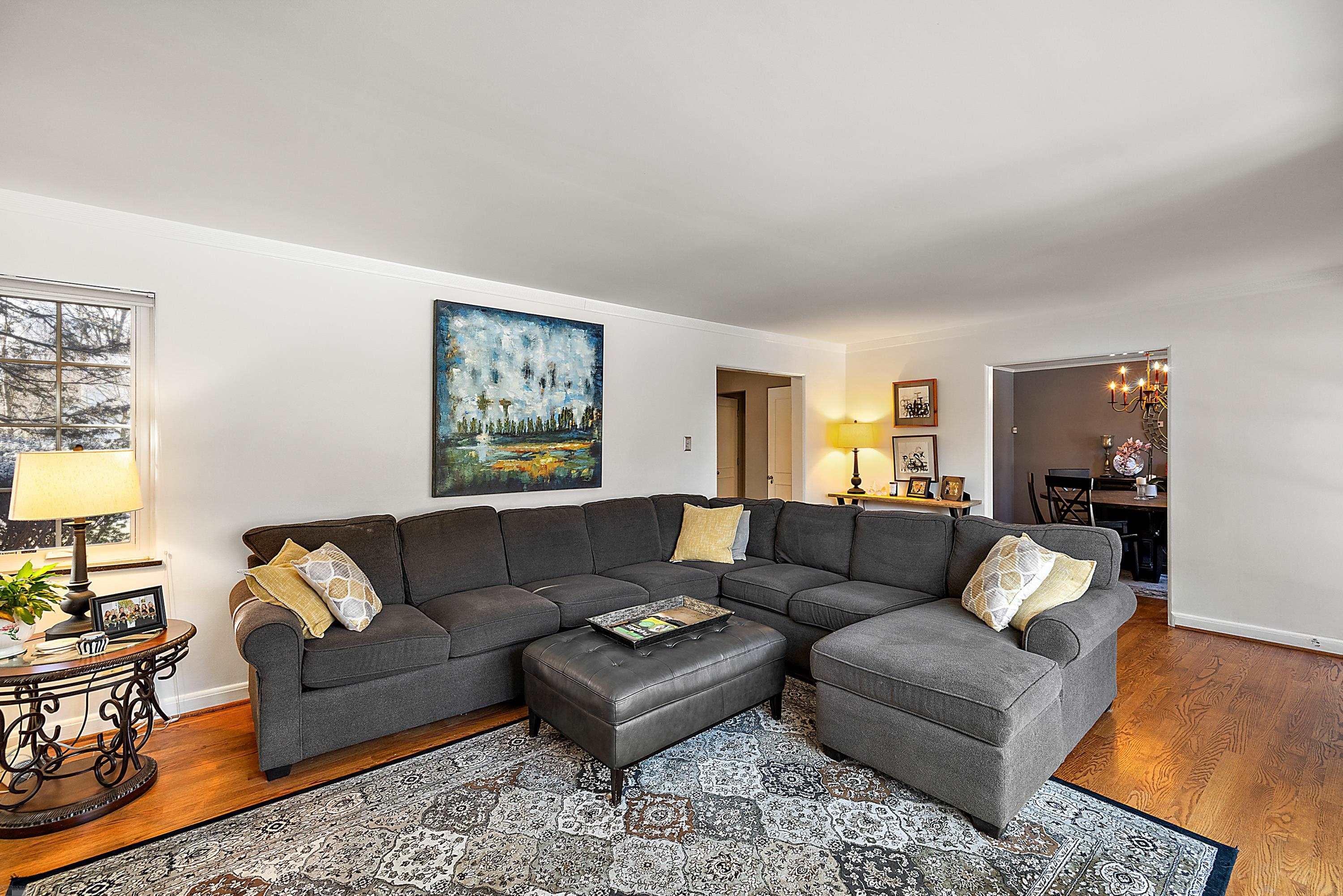 158 Merriweather Road Grosse Pointe, MI 48236 - Photo 8 of 57 50133705-25d41181-0702-445d-950f-c5973fadb326.JPG
