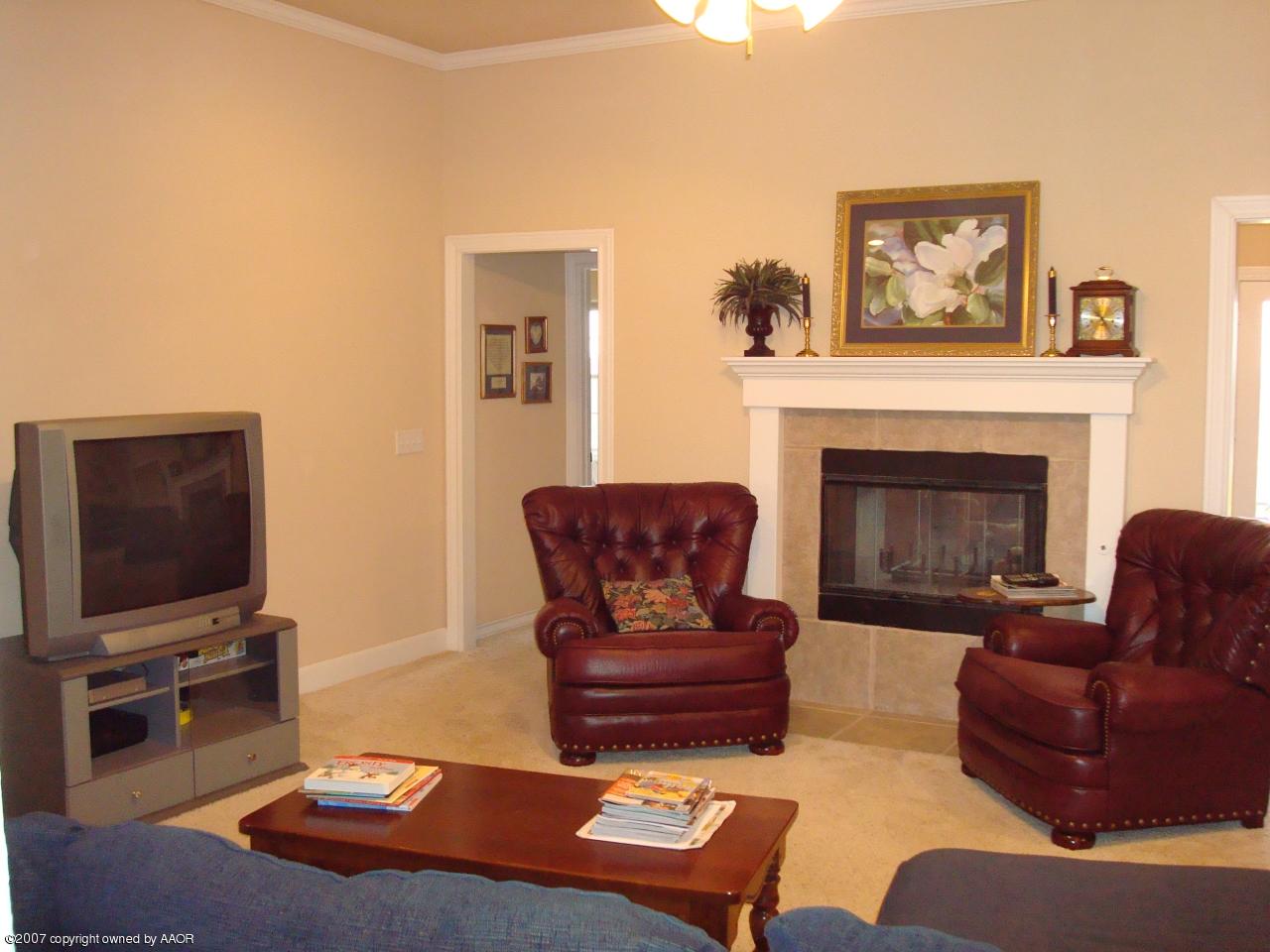 6813 Thunder Road Amarillo, TX 79119 - Photo 3 of 11 Living Room