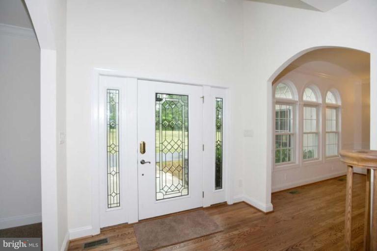 6620 Sundown Road Gaithersburg, MD 20882 - Photo 18 of 26 Entrance / Foyer