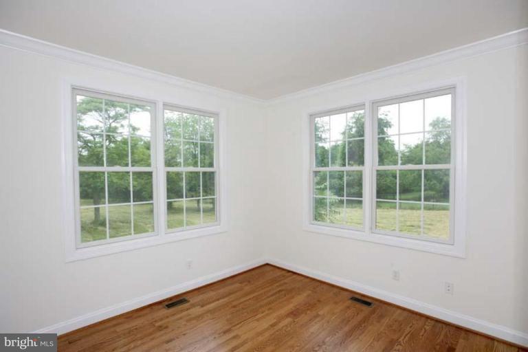 6620 Sundown Road Gaithersburg, MD 20882 - Photo 3 of 26 Library