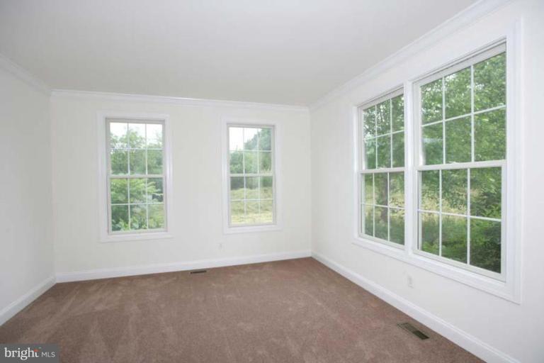 6620 Sundown Road Gaithersburg, MD 20882 - Photo 23 of 26 Living Room