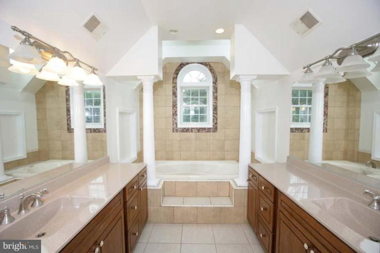 6620 Sundown Road Gaithersburg, MD 20882 - Photo 6 of 26 Master Bath