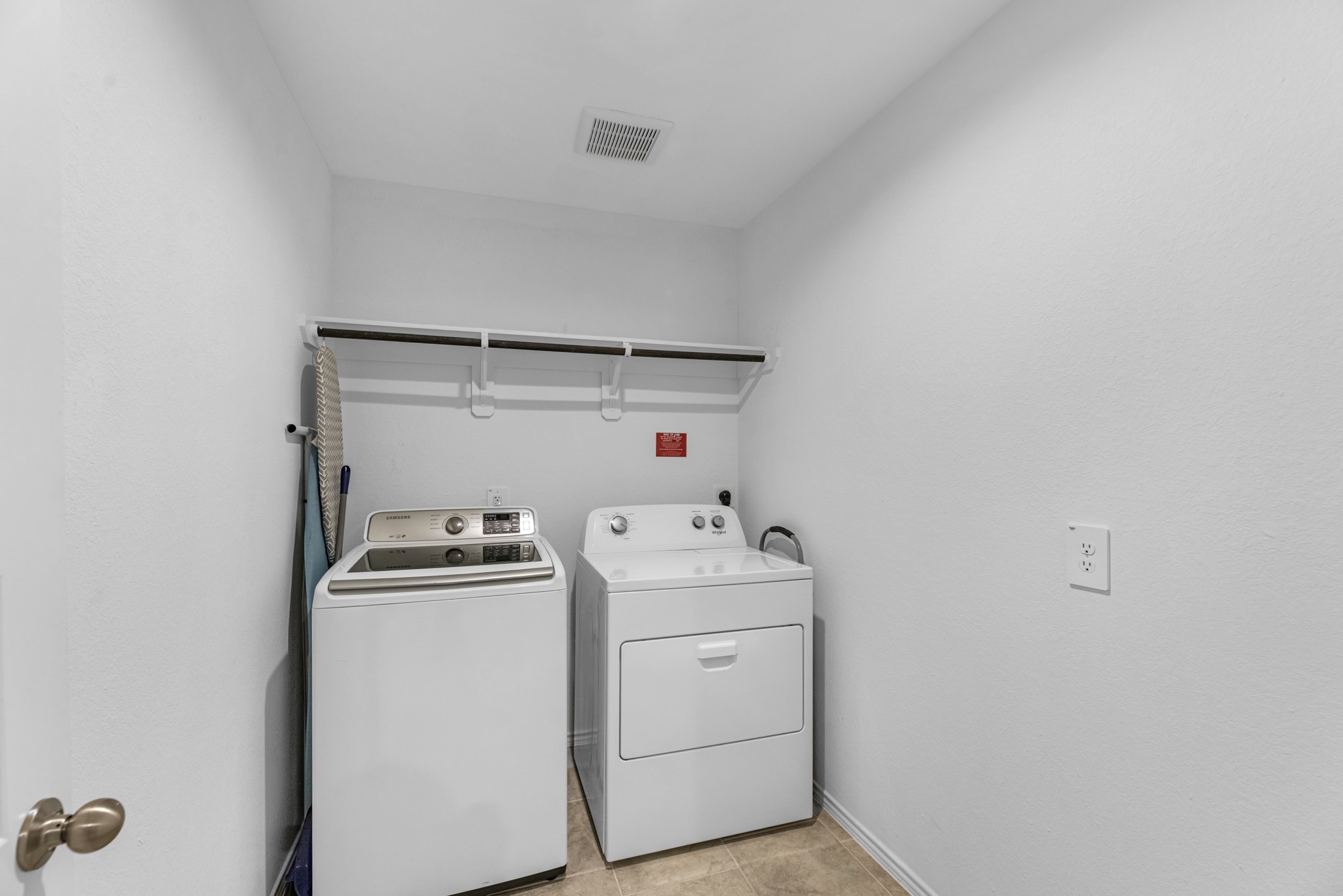 7534 Cynomys Court Rosharon, TX 77583 - Photo 27 of 35 Utility room in home.