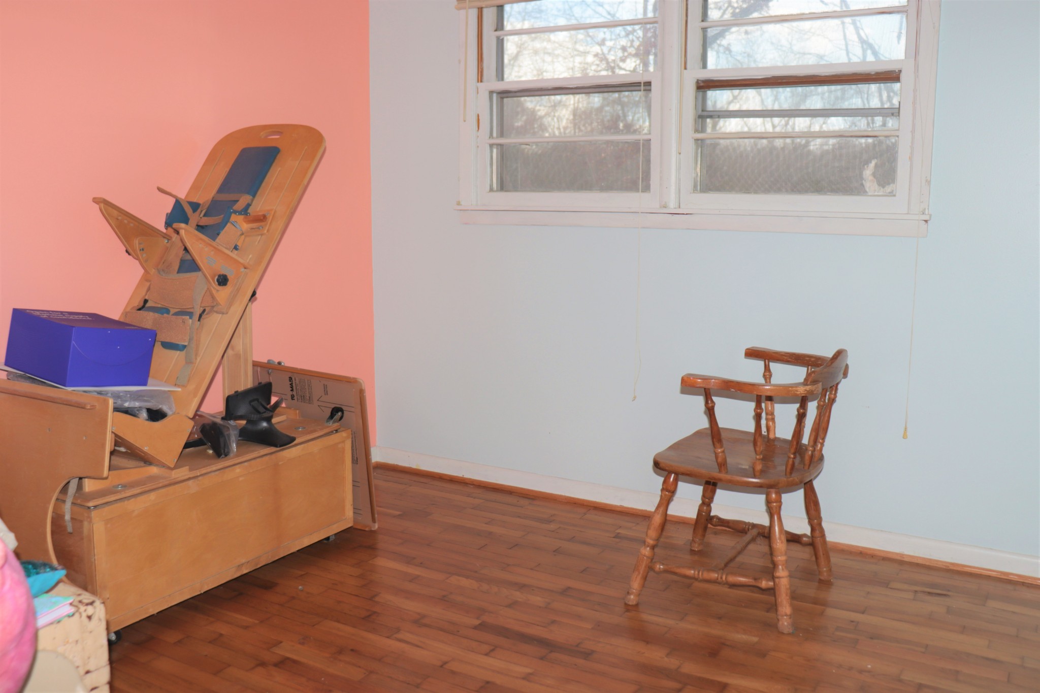 176 Pine Street Parsons, TN 38363 - Photo 16 of 32 a living room with furniture and a window