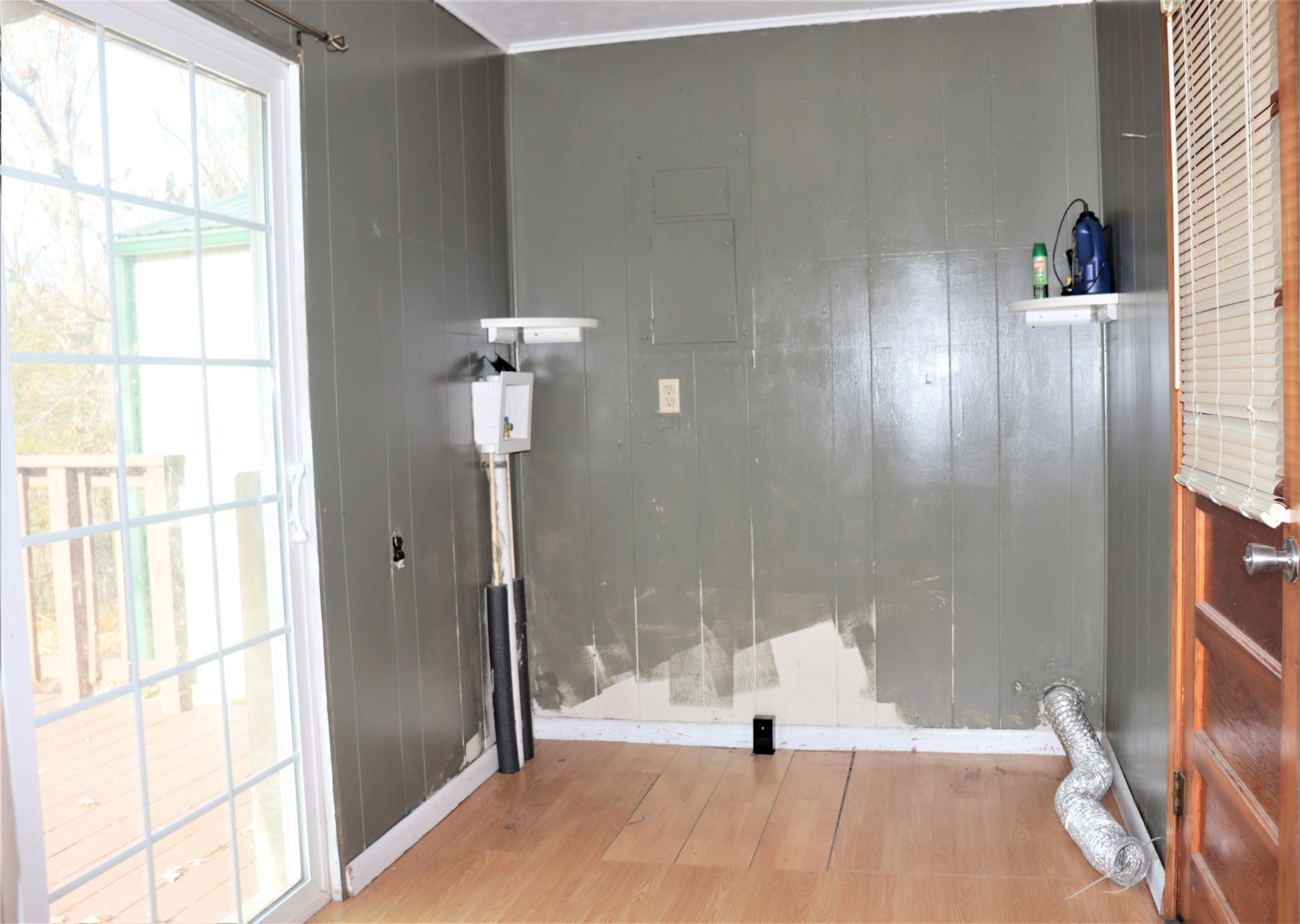 176 Pine Street Parsons, TN 38363 - Photo 6 of 32 a view of a bathroom with a tub shower and window