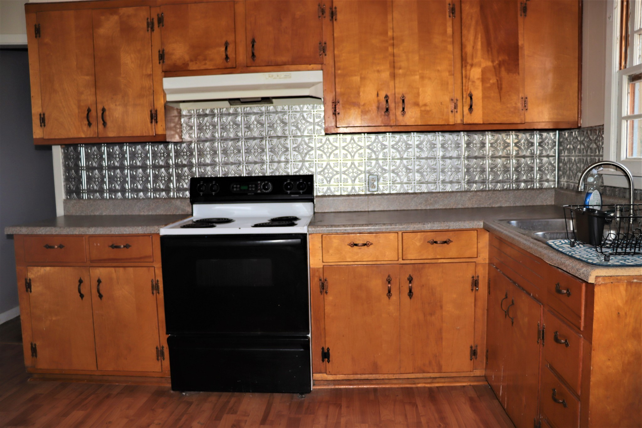 176 Pine Street Parsons, TN 38363 - Photo 8 of 32 a kitchen with granite countertop a stove and a cabinets