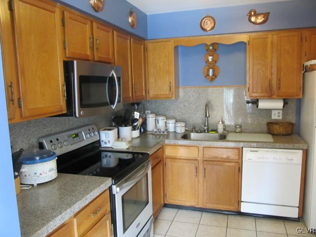 797 Briarstone Road Bethlehem, PA 18017 - Photo 4 of 12 Gallery Image 4