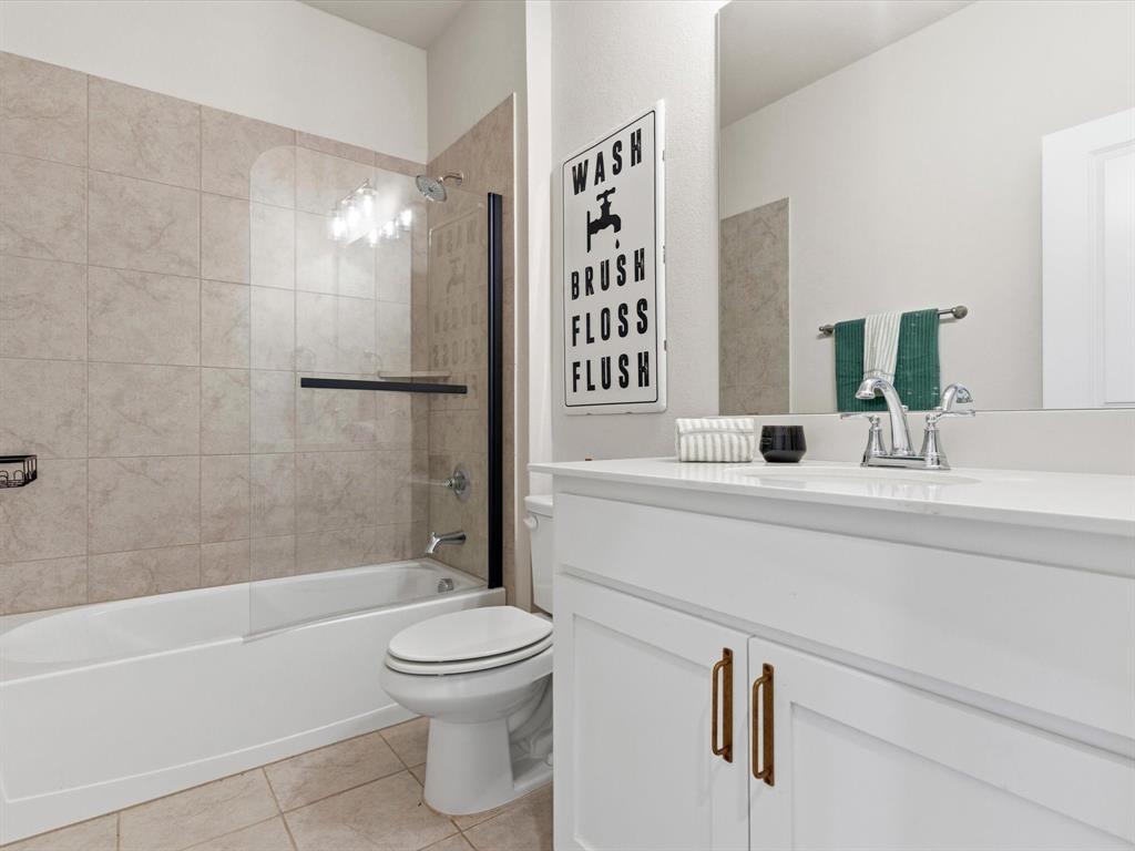 155 Rj Smith Drive Boyd, TX 76023 - Photo 24 of 37 Full secondary bathroom with functional layout and modern finishes.