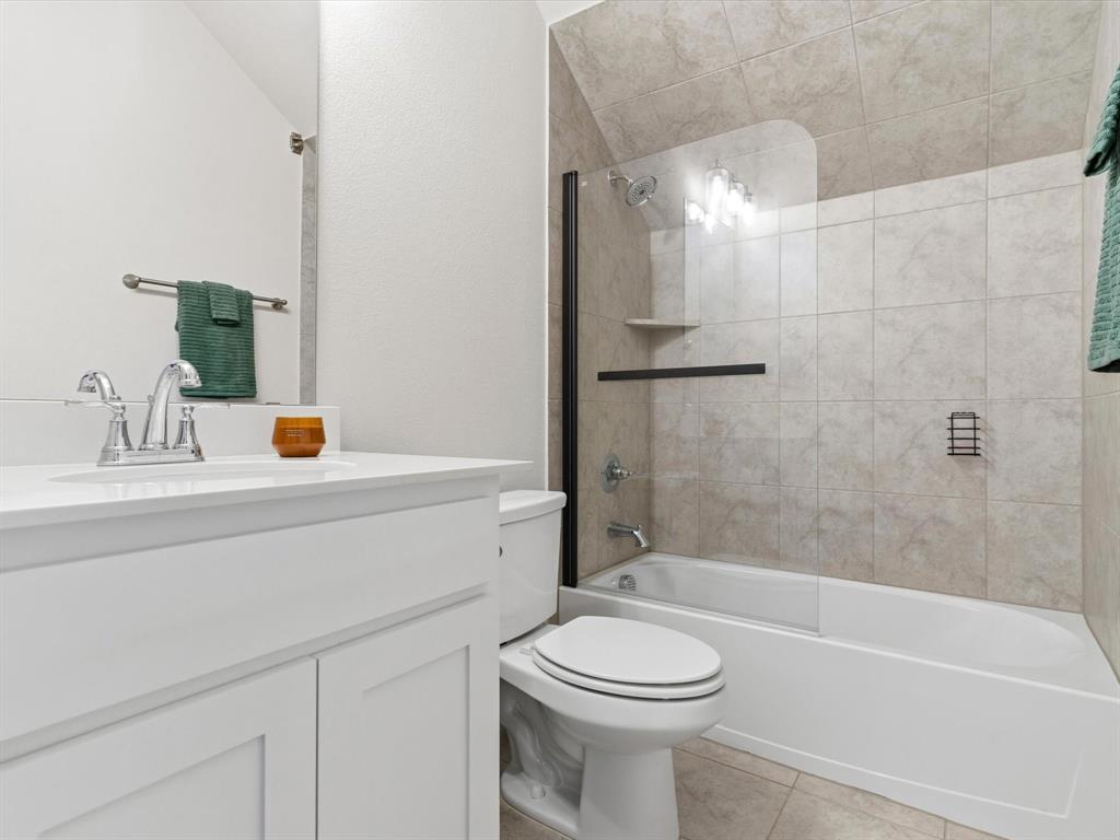 155 Rj Smith Drive Boyd, TX 76023 - Photo 32 of 37 Full secondary bathroom with functional layout and modern finishes.