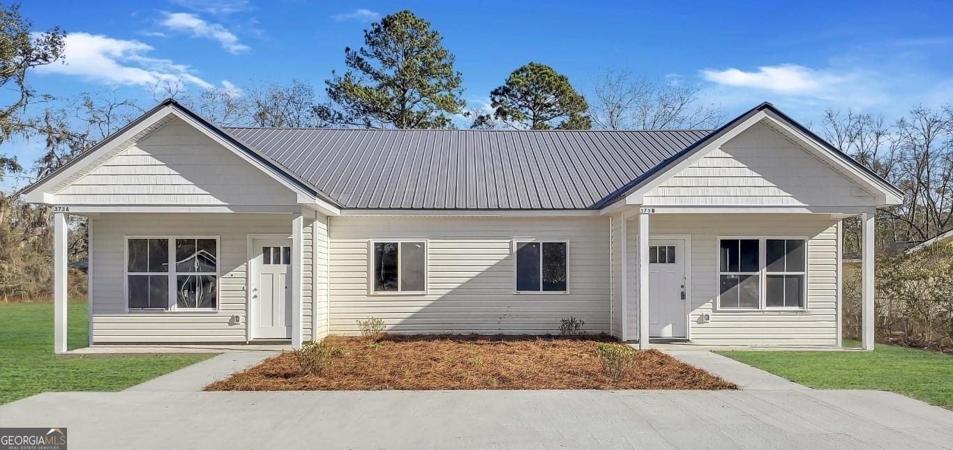 a view of a house with a yard and front area