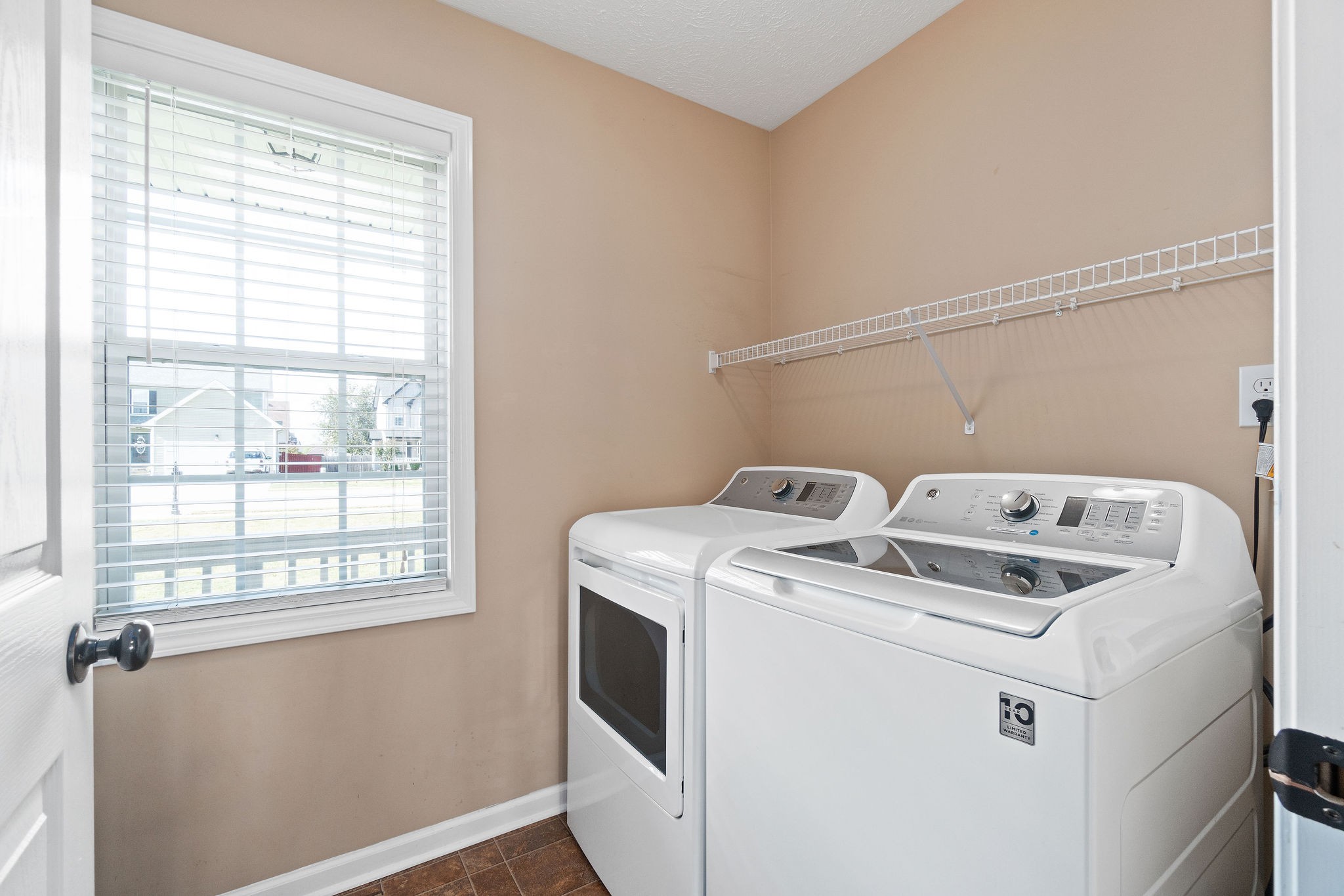 3743 Suiter Road Clarksville, TN 37040 - Photo 15 of 32 a utility room with dryer and washer