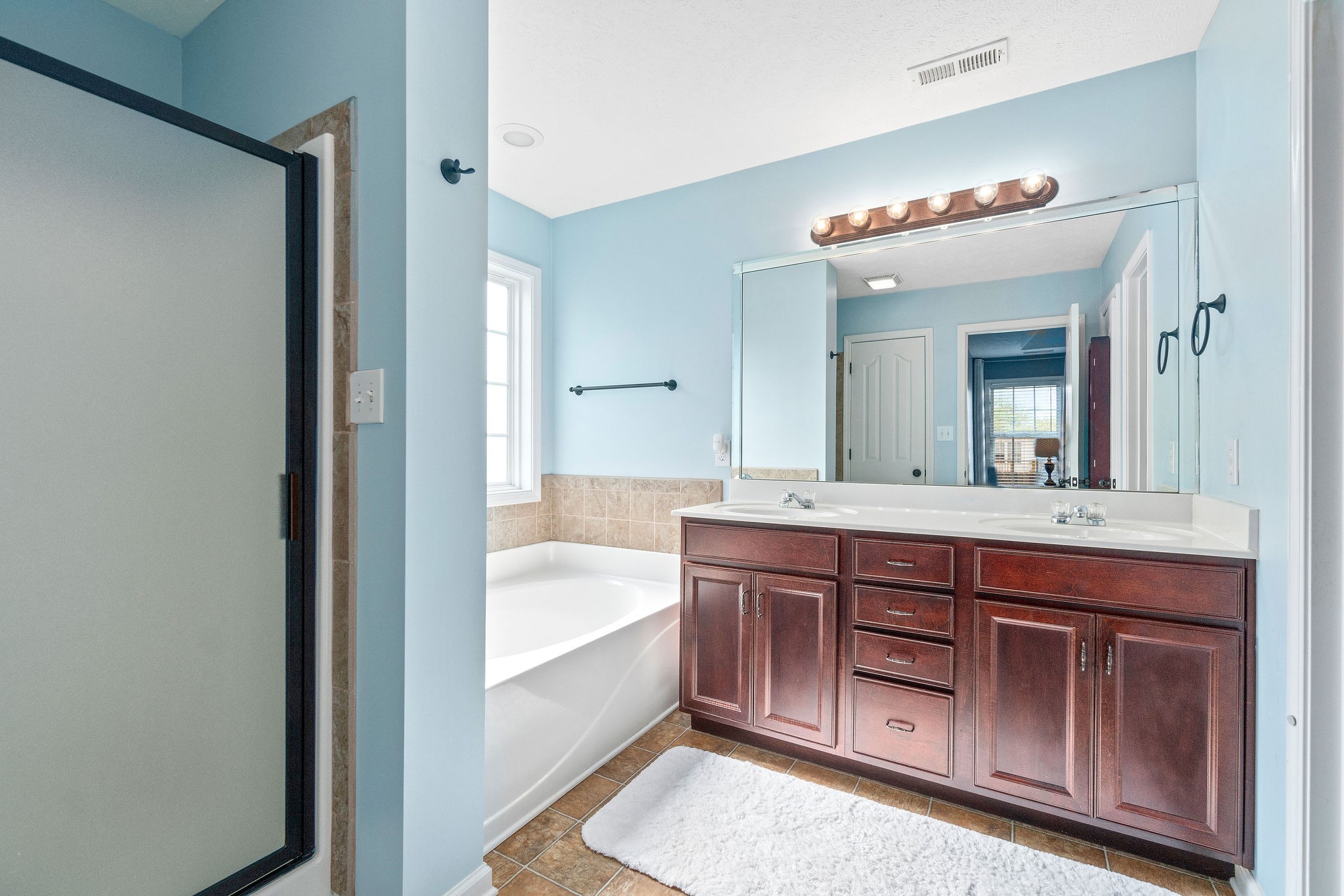 3743 Suiter Road Clarksville, TN 37040 - Photo 21 of 32 a spacious bathroom with a tub double sink and mirror