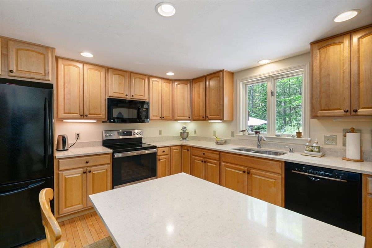 7 Coach Road Exeter, NH 03833 - Photo 3 of 34