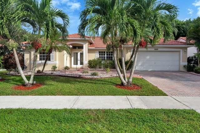4821 North Lee Road Delray Beach, FL 33445 - Photo 1 of 33 a front view of a house with garden