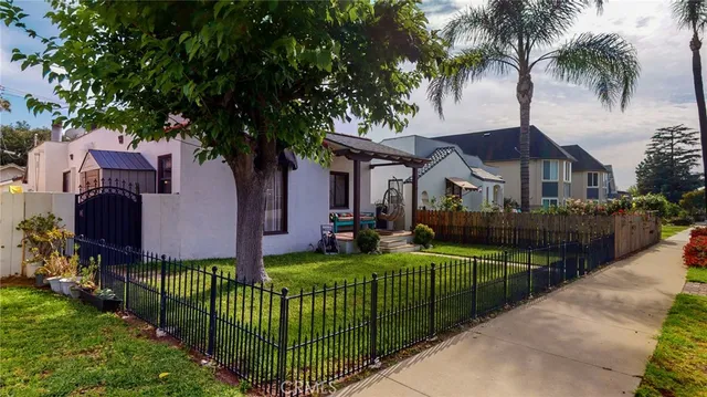 a view of a house with backyard and sitting area