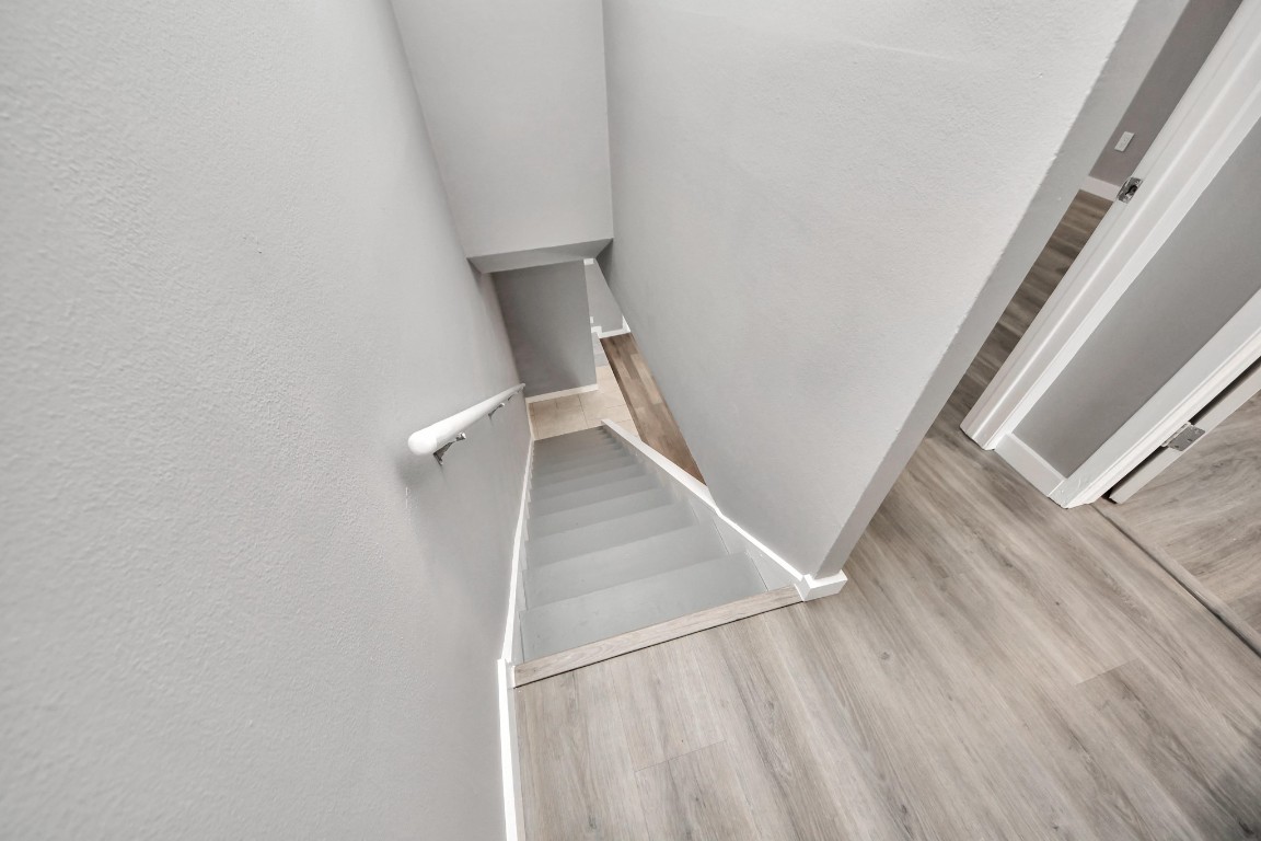 6311 Riverview Way Houston, TX 77057 - Photo 11 of 32 View to the downstairs area.