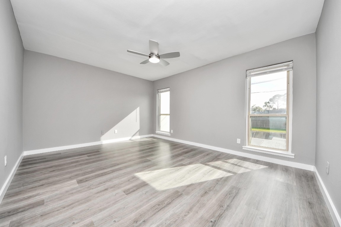 6311 Riverview Way Houston, TX 77057 - Photo 19 of 32 Master bedroom with lots of natural lighting.