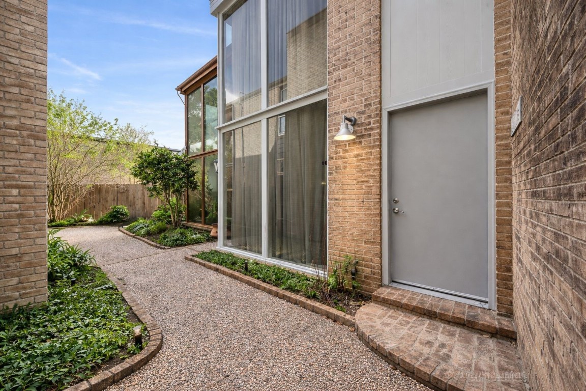 6311 Riverview Way Houston, TX 77057 - Photo 2 of 32