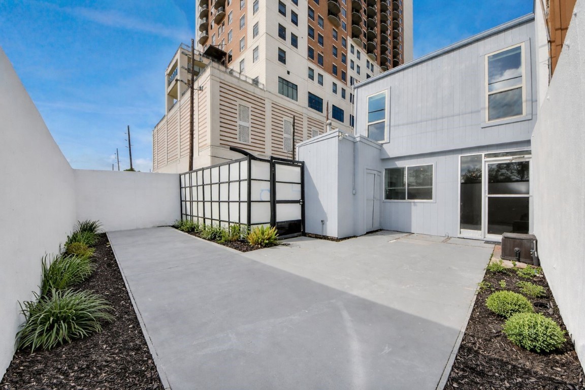 6311 Riverview Way Houston, TX 77057 - Photo 27 of 32 Enjoy a private patio area with direct access to your covered parking spaces!