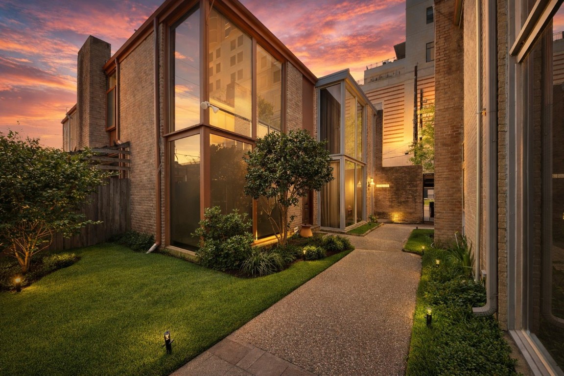 6311 Riverview Way Houston, TX 77057 - Photo 29 of 32 Beautiful twilight view with warm evening ambiance