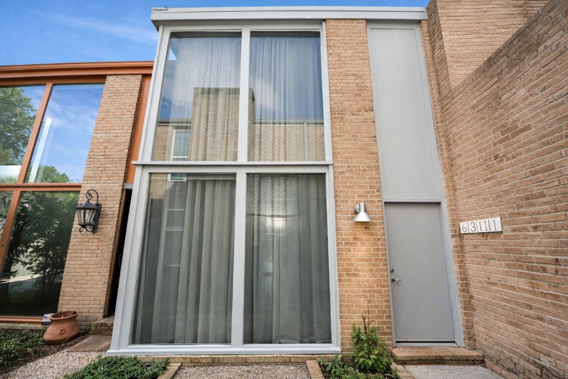 6311 Riverview Way Houston, TX 77057 - Photo 3 of 32 Welcome home to 6311 Riverview Way!