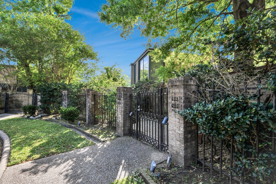 6311 Riverview Way Houston, TX 77057 - Photo 31 of 32 Main guest entrance features a private gate, and the community is ideally situated within a cul-de-sac, offering added convenience along with additional guest parking.