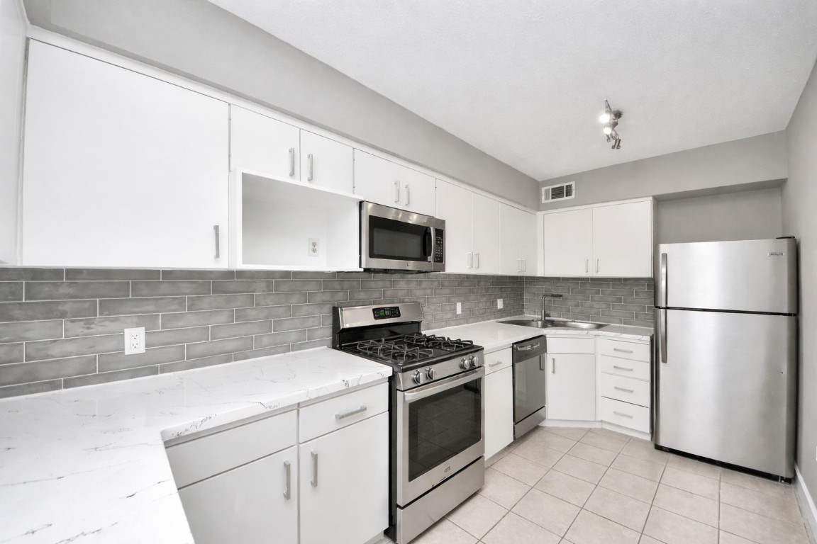 6311 Riverview Way Houston, TX 77057 - Photo 7 of 32 Newly remodeled kitchen featuring sleek stainless steel appliances and modern finishes!
