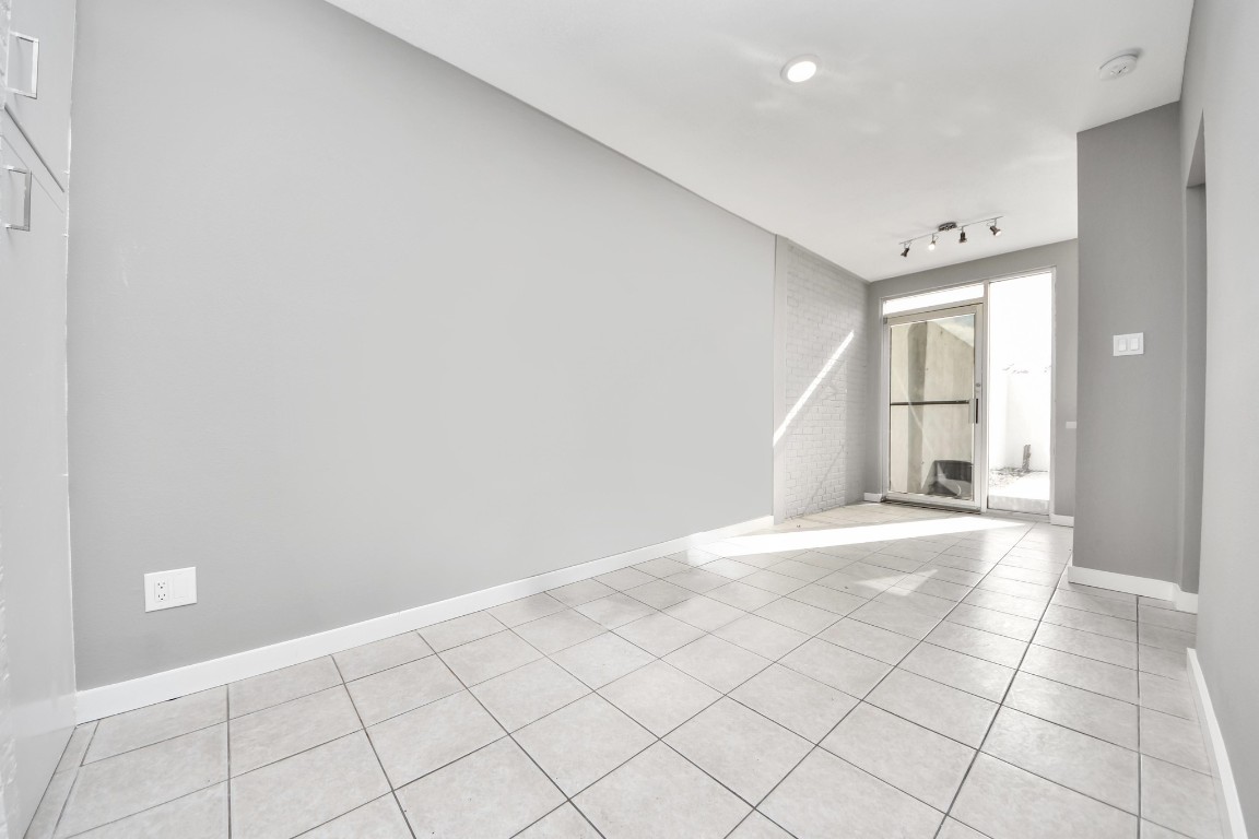 6311 Riverview Way Houston, TX 77057 - Photo 10 of 32 Large dining room area with access to patio area. This is a dining and kitchen combo.