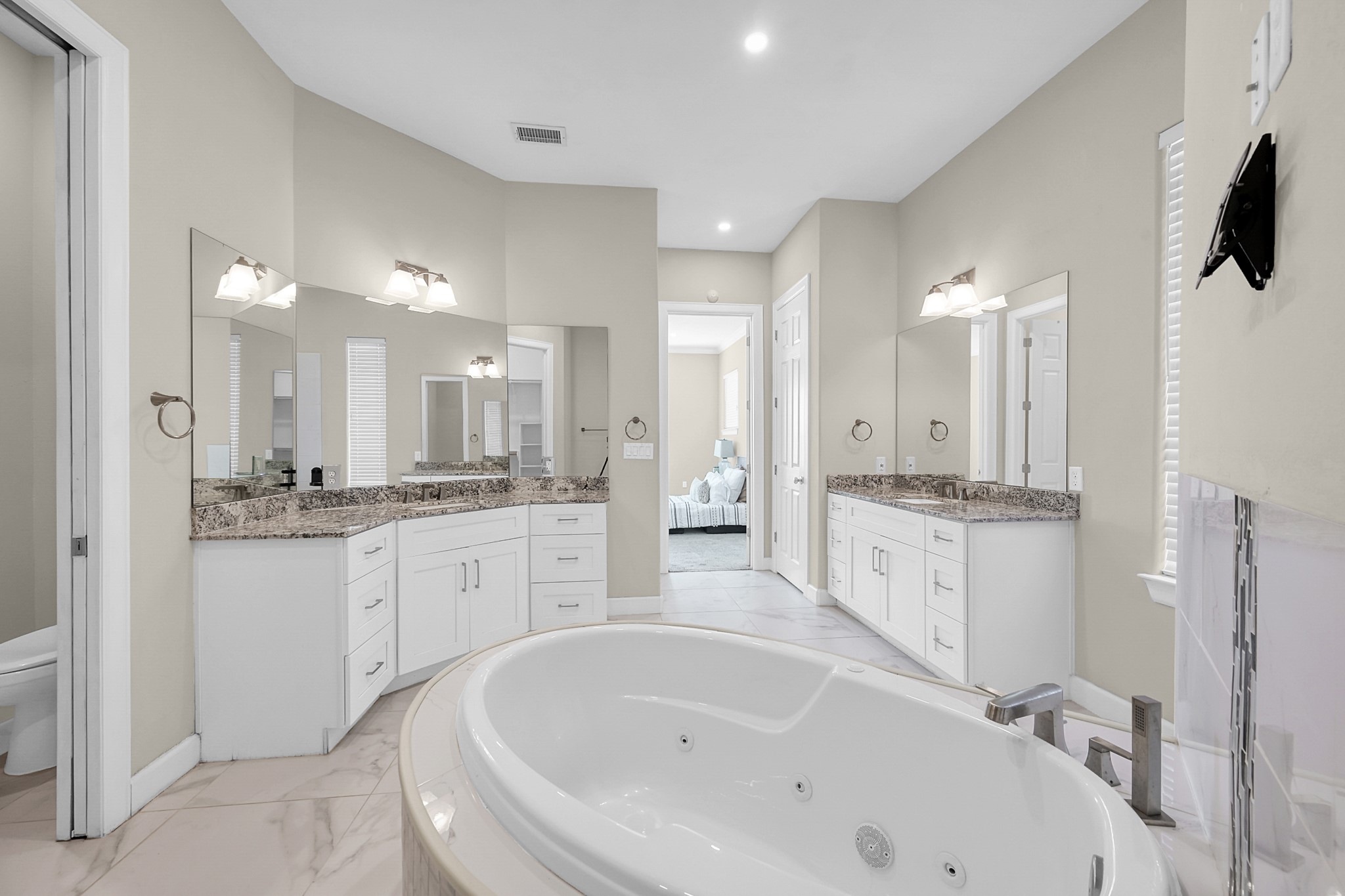 121 Bermuda Circle Montgomery, TX 77356 - Photo 27 of 44 a bathroom with a bathtub a sink and a mirror