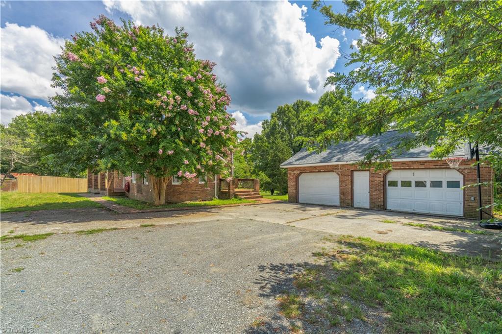 5083 Baux Mountain Road Winston-Salem, NC 27105 - Photo 3 of 39