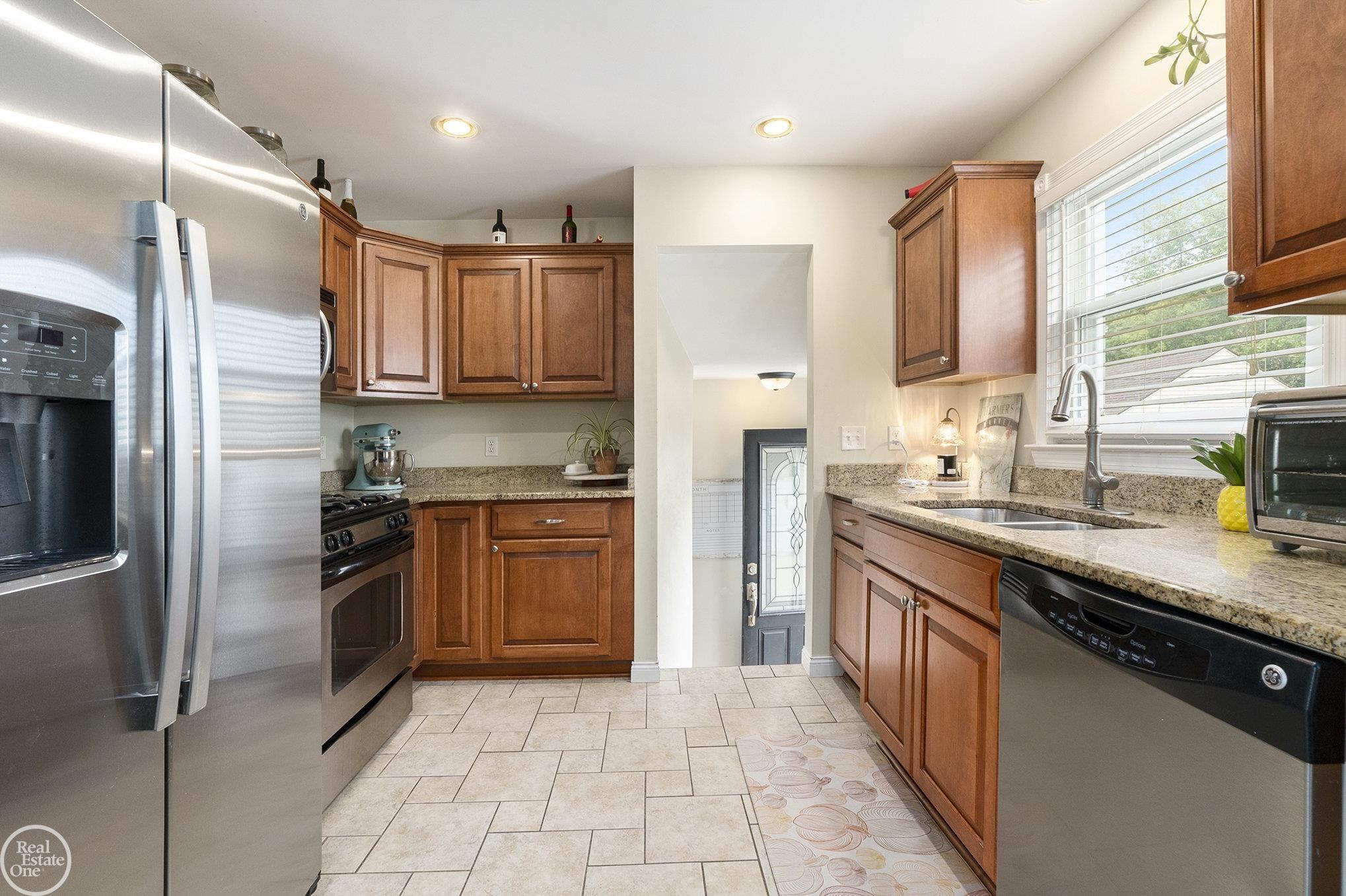 8379 Harding Street Center Line, MI 48015 - Photo 8 of 23