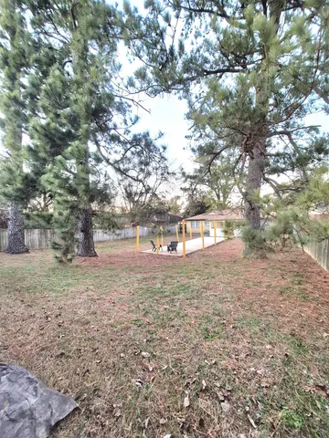 a view of yard with trees