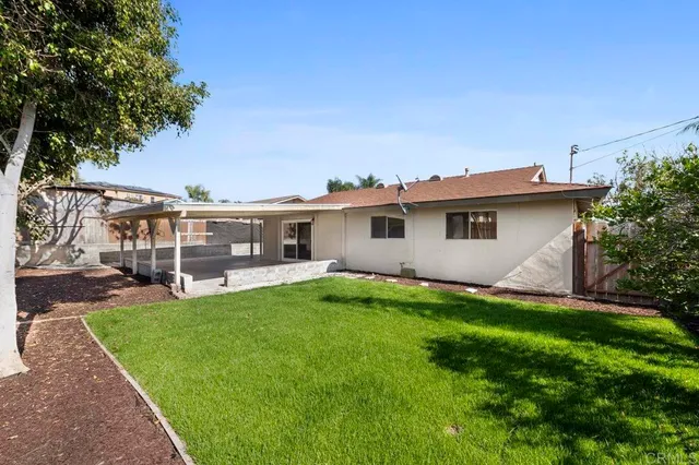 a view of a house with backyard