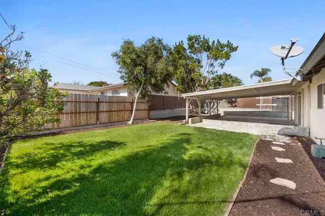 a view of backyard with a garden