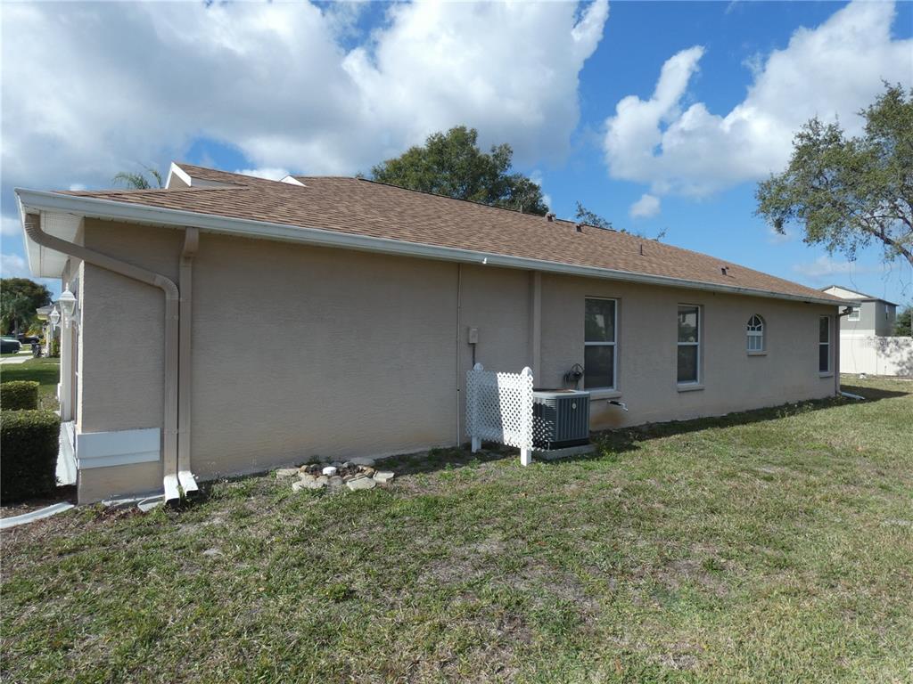 13541 Knotty Lane Hudson, FL 34669 - Photo 5 of 32 a backyard of a house