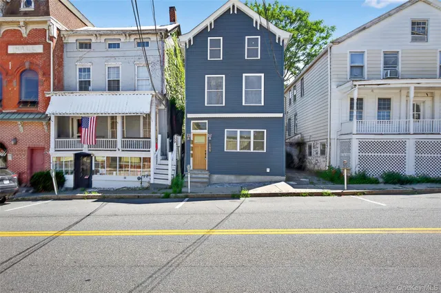 a building that has a lots of windows on it